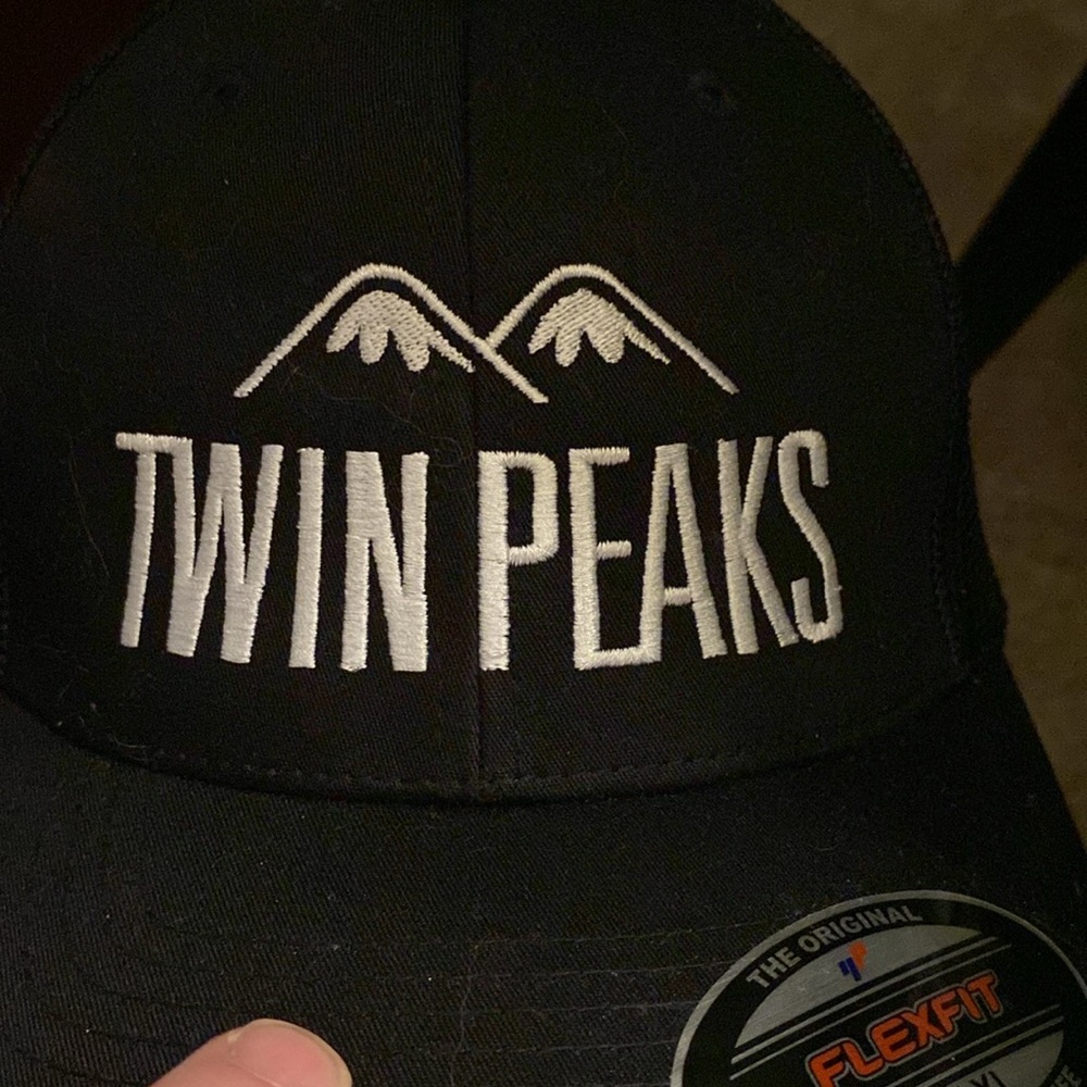 Twin peaks black/super flex fitted hat. Mesh backSZ LG/XL. Brand new never worn!